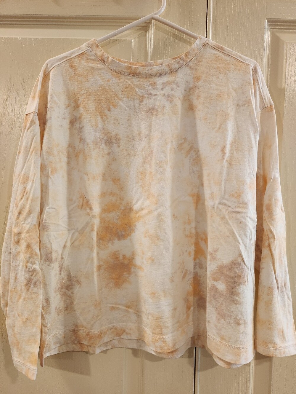 Old Navy Women's Long Sleeve Tie-Dye Crew Tee in Cream and Tan